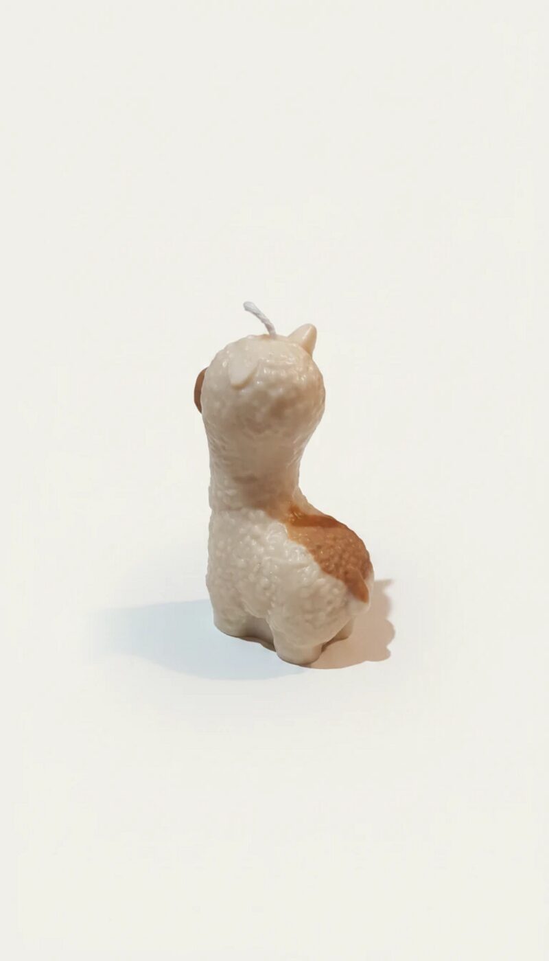 Barna foltos, láma alakú, texturált viaszgyertya pamut kanóccal.