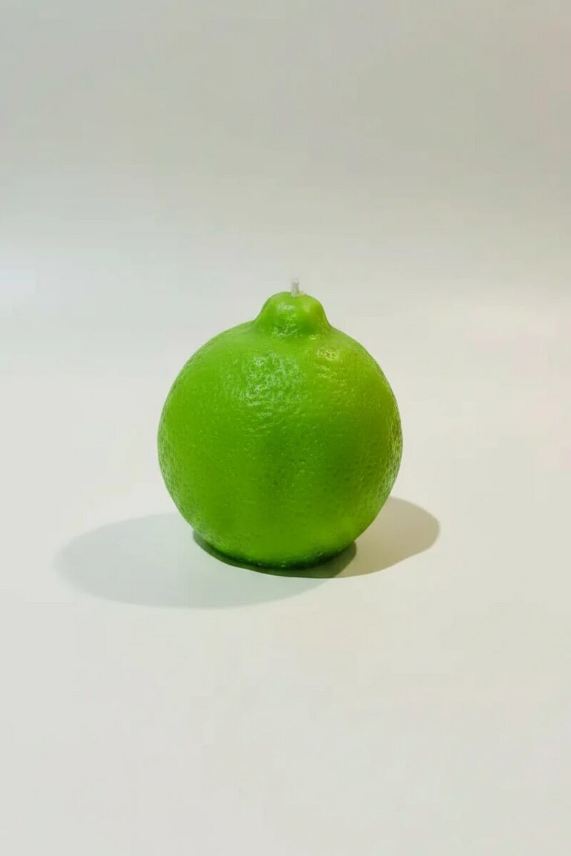 Lime zöld, citrom alakú szójaviasz gyertya pamut kanóccal.