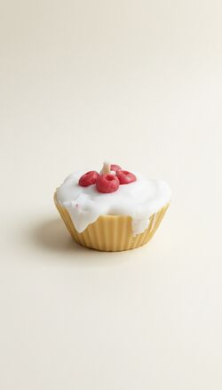 Áfonyás muffin formájú szójaviasz gyertya, fehér mázzal és piros áfonyákkal, pamut kanóccal.