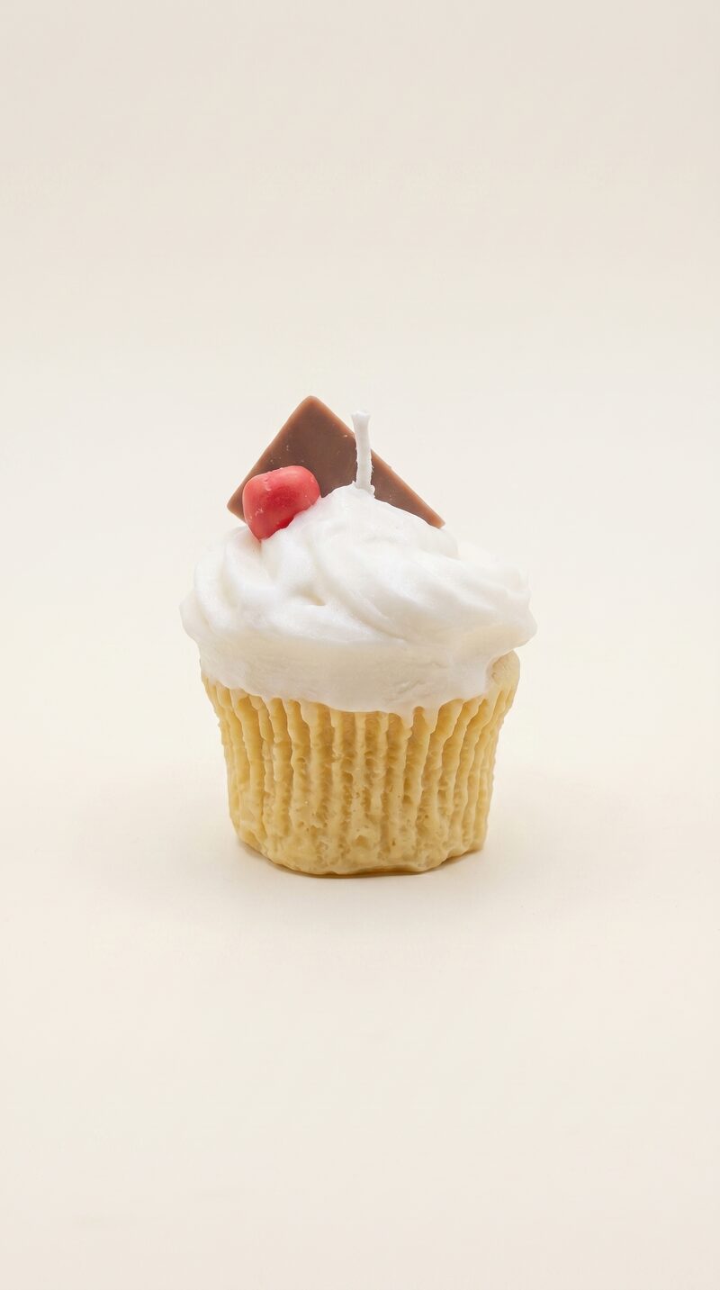 Krémes áfonyás muffin alakú, fehér mázas, csokoládé és piros bogyó díszítésű, pamut kanócos szójaviasz gyertya.