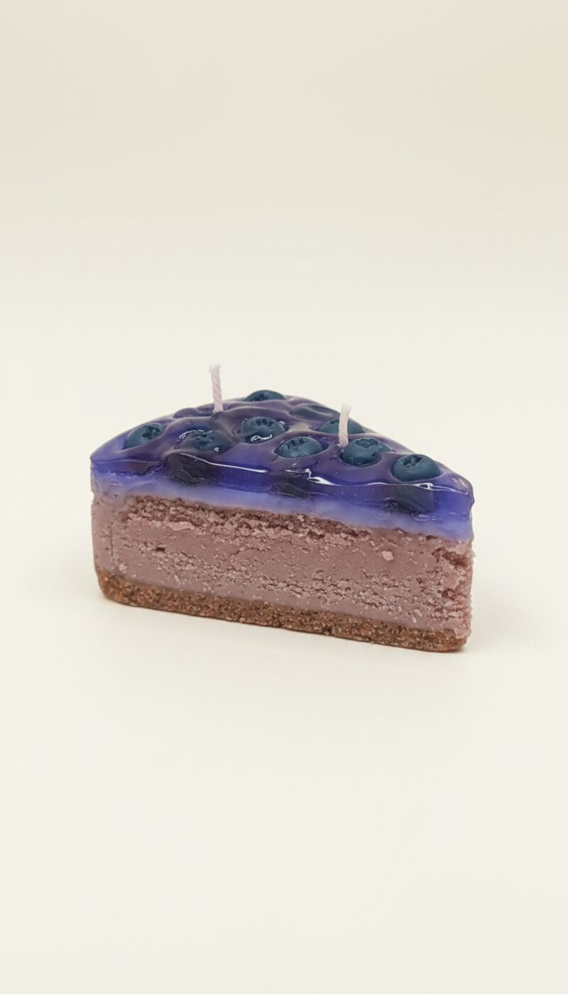 Áfonyás tortaszelet alakú gyertya, lila zselével, áfonyaszemekkel és pamut kanóccal.