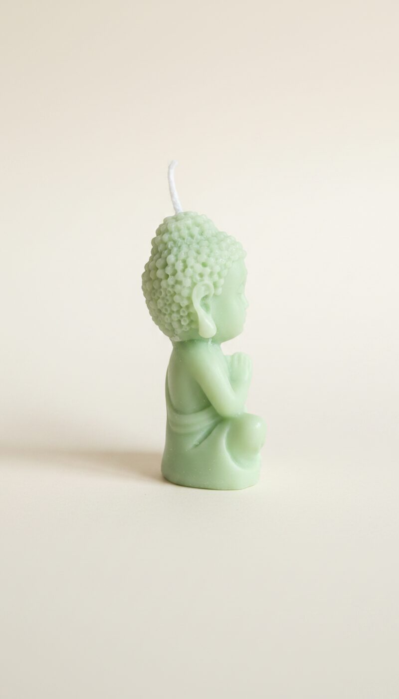 Zöld Buddha alakú szójaviasz gyertya, meditáló pózban, zen dekoráció.