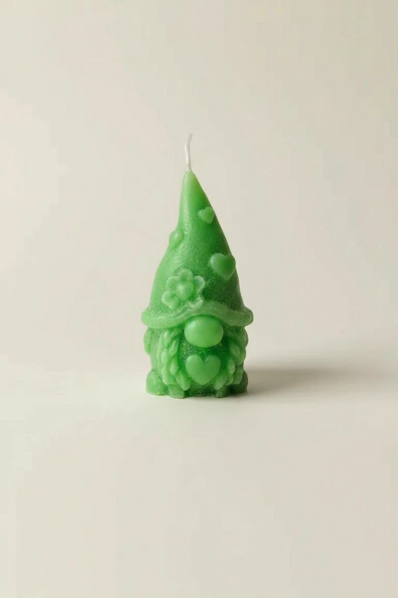 Zöld, lány manó alakú szójaviasz gyertya, szív és virág díszítéssel.