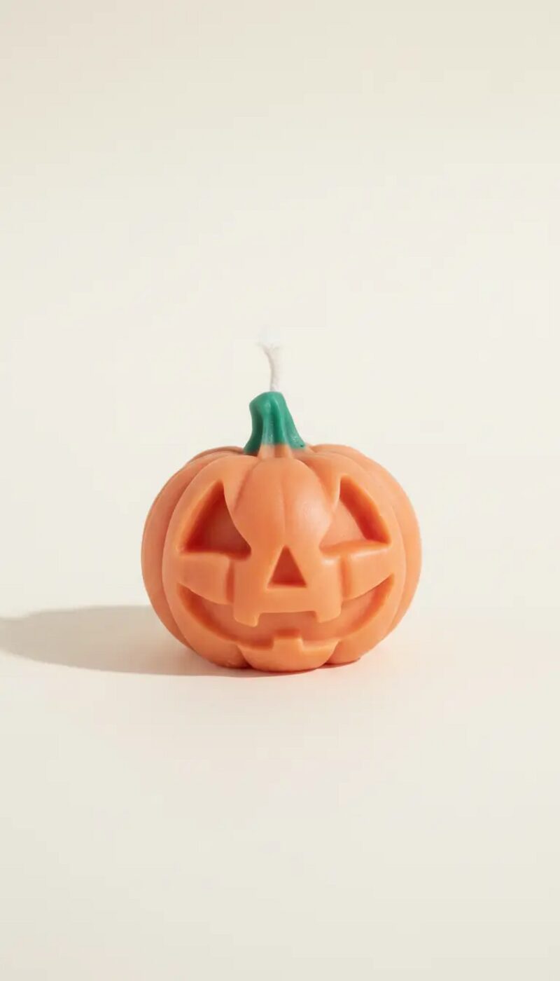 Narancssárga töklámpás gyertya háromszög szemekkel, kézzel öntött Halloween dekoráció.
