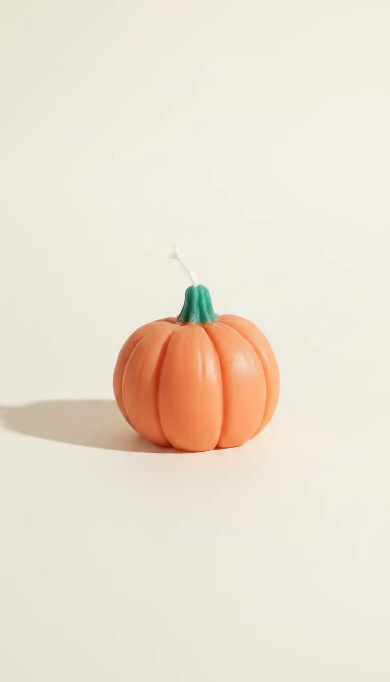 Narancssárga Halloween tök gyertya háromszög szemekkel, faragott töklámpás forma.
