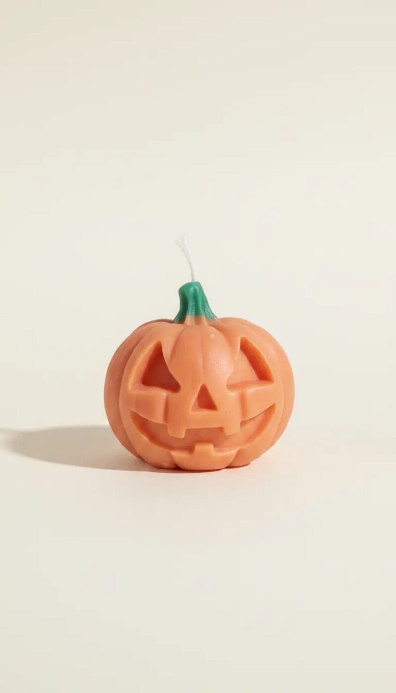 Halloweeni tök gyertya háromszög szemekkel, kézműves dekoráció pamut kanóccal.