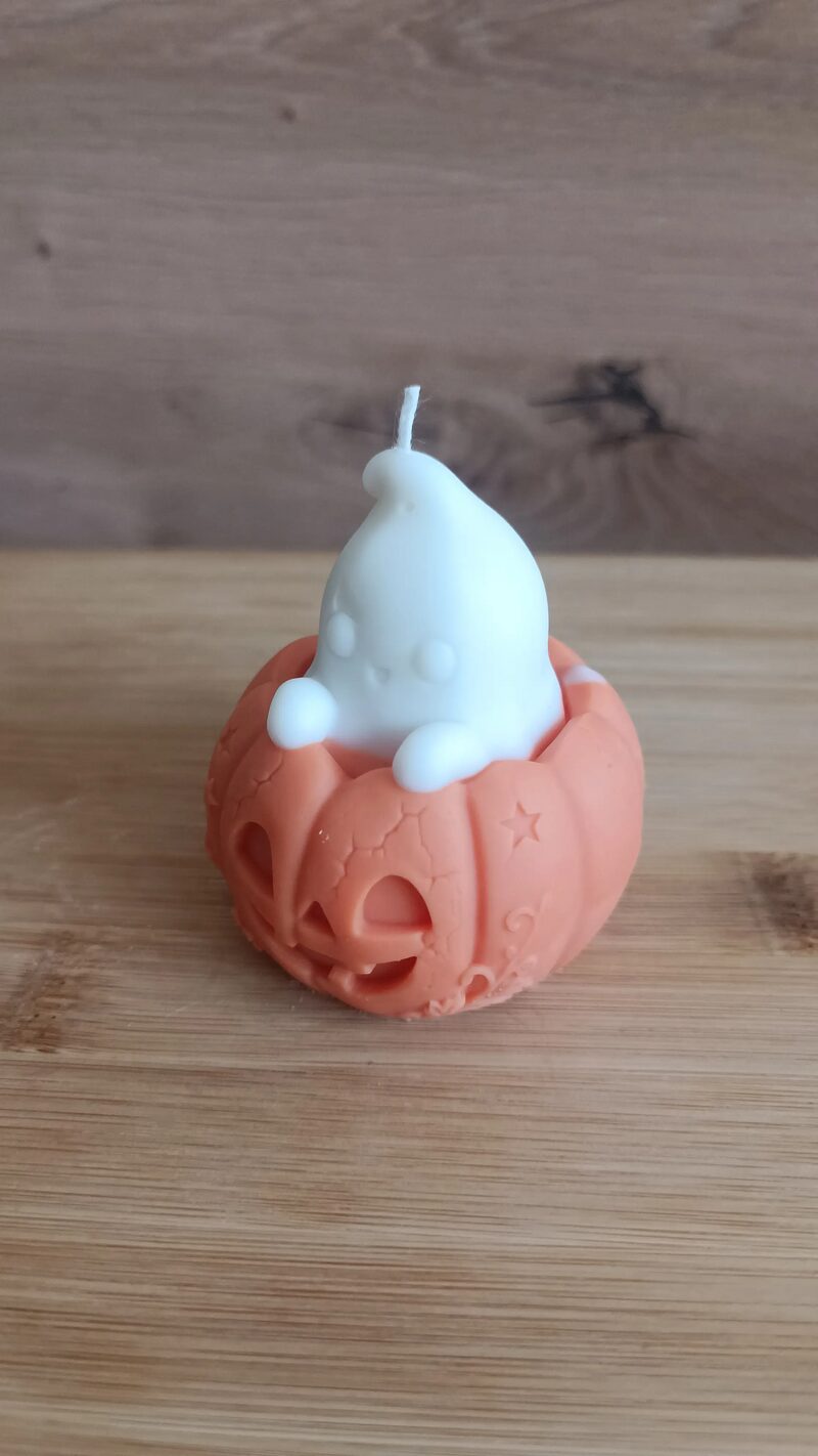 Narancssárga töklámpás gyertya kibújó szellemfigurával, kézzel öntött Halloween dekoráció.