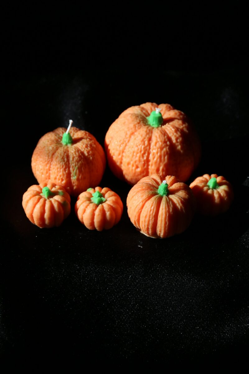 Narancssárga tök gyertya szett őszi asztaldísznek, nagy, közepes és mini tökök együtt.