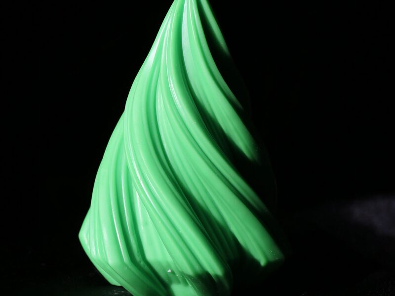 Csavart fenyő – nagy, modern karácsonyfa