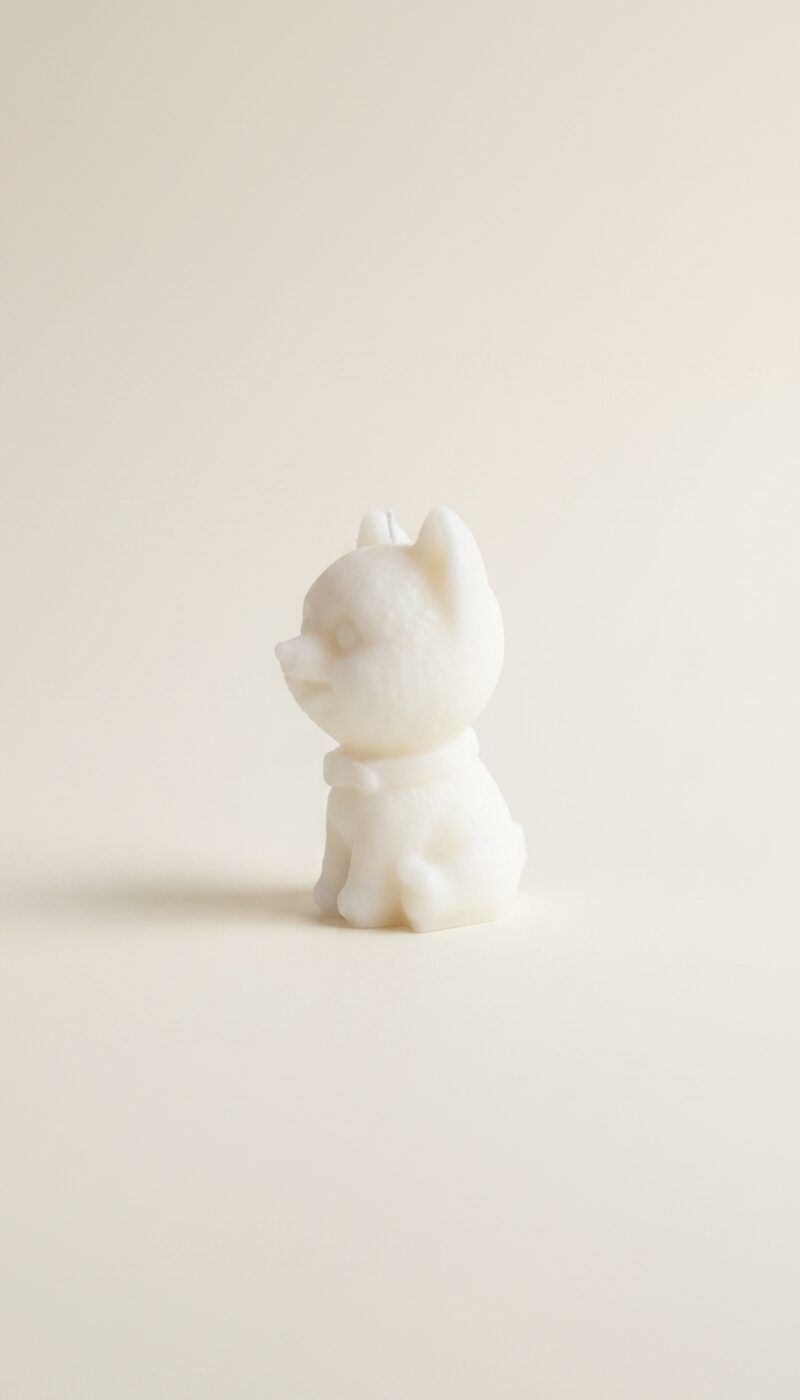 Fehér, Shiba Inu alakú szójaviasz gyertya pamut kanóccal.