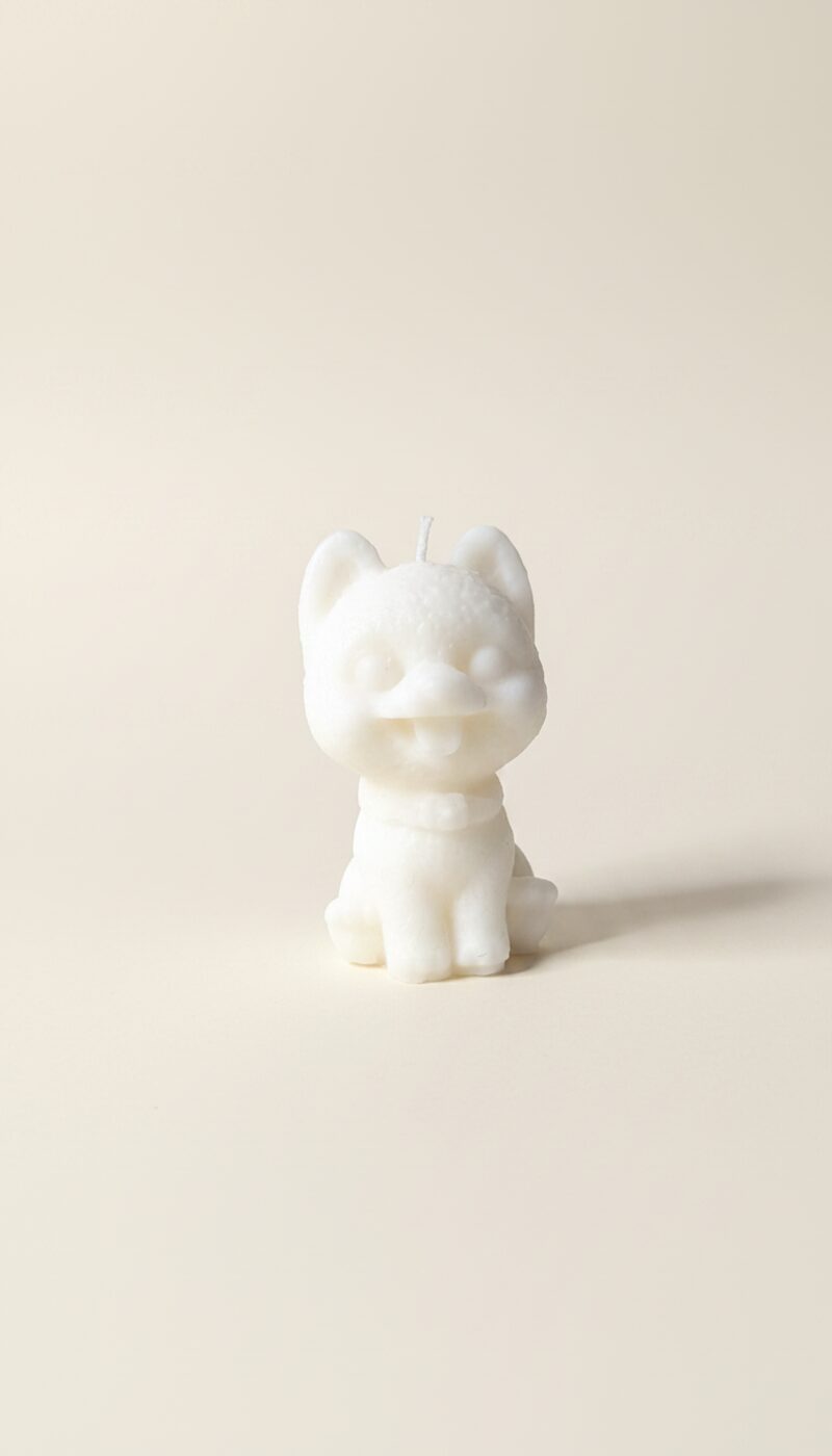 Fehér, Shiba Inu formájú szójaviasz gyertya, pamut kanóccal.