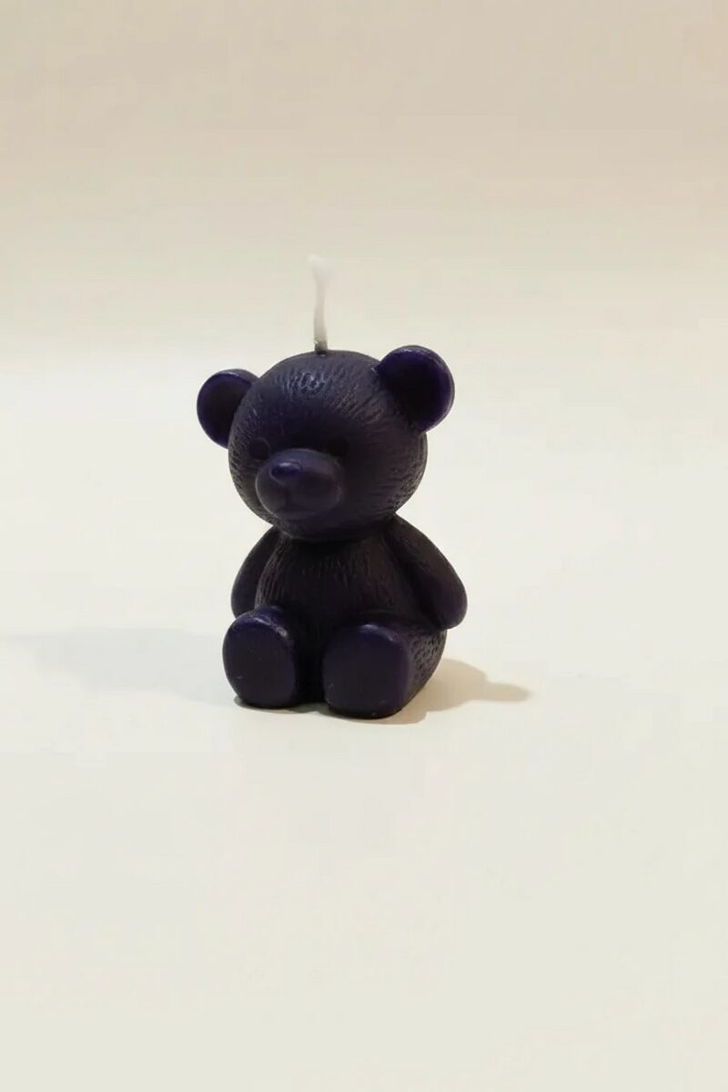 Kék színű, ülő teddy maci formájú szójaviasz gyertya pamut kanóccal.