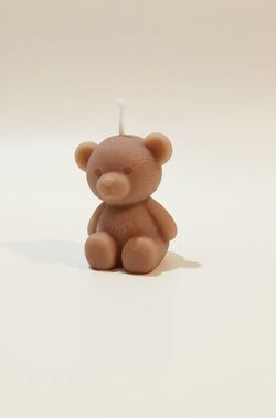 Csokoládébarna, pamut kanócos, kis teddy maci formájú szójaviasz gyertya.