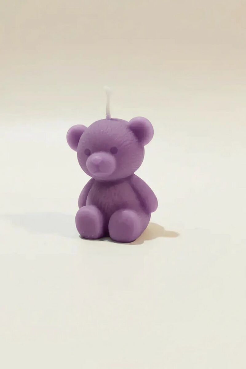Lila színű, kis teddy maci formájú szójaviasz gyertya pamut kanóccal.
