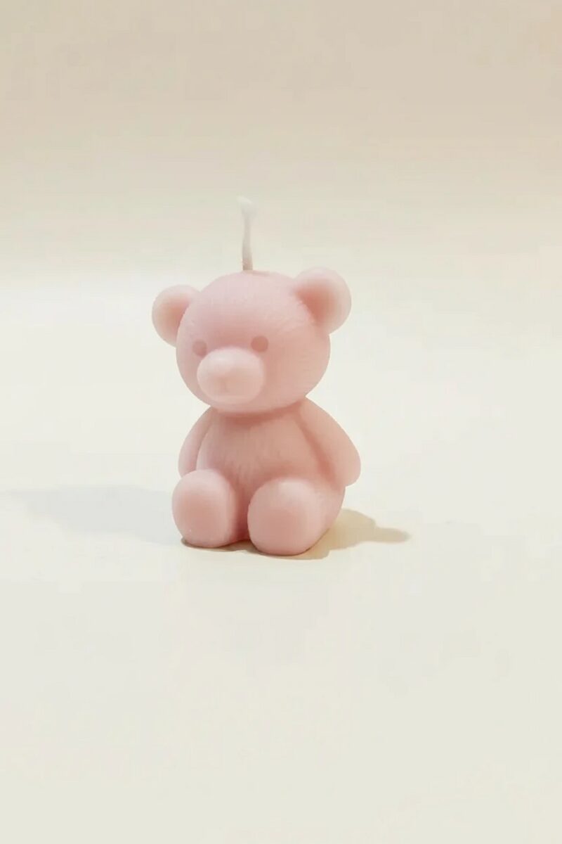 Rózsaszín, kis teddy maci formájú szójaviasz gyertya pamut kanóccal.