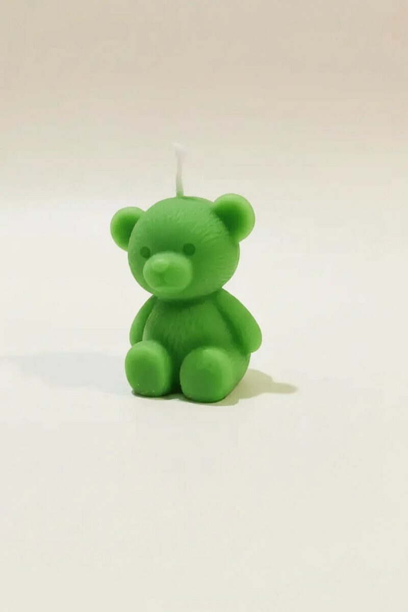 Zöld színű, kis teddy maci formájú szójaviasz gyertya pamut kanóccal.