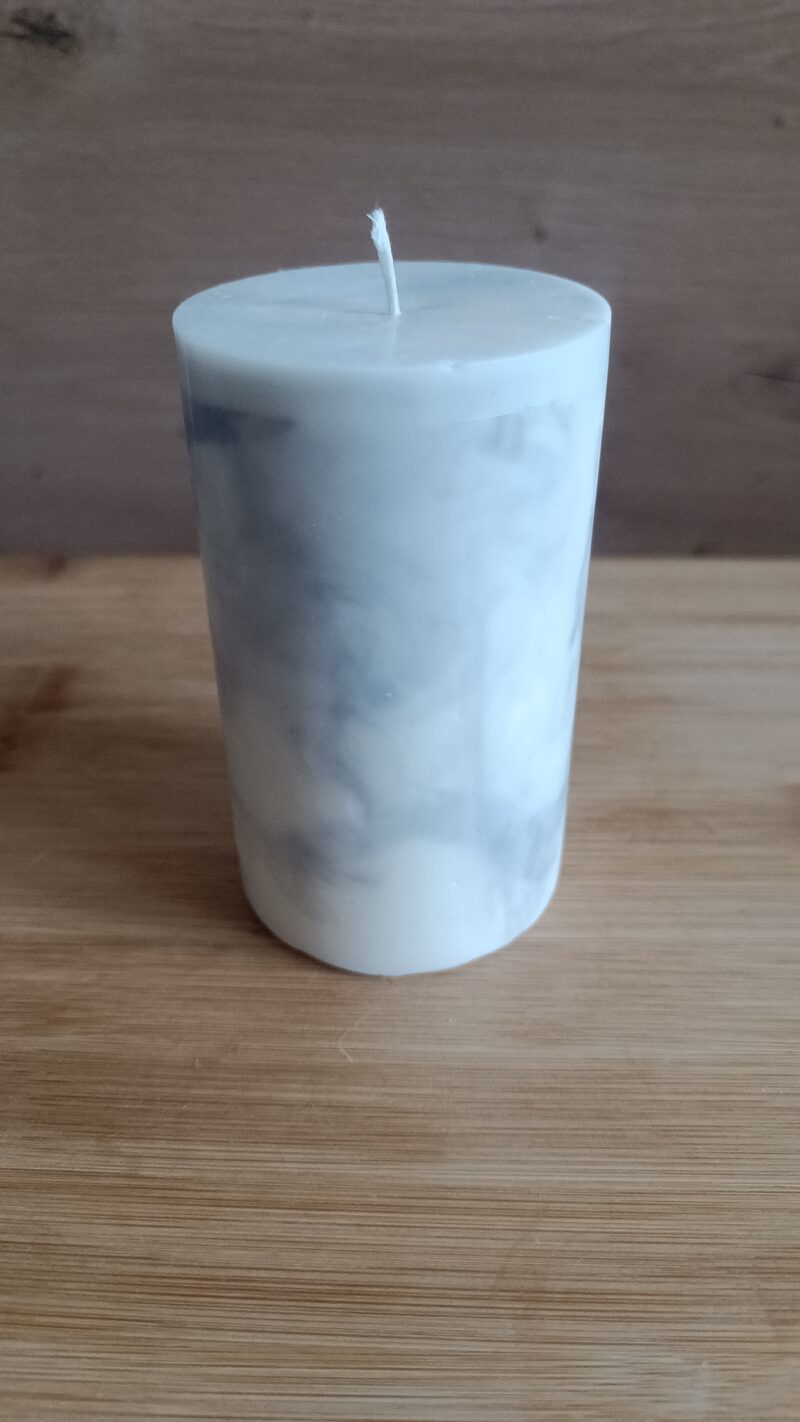 Márványmintás szójaviasz gyertya felülről nézve, középen a pamut kanóccal.