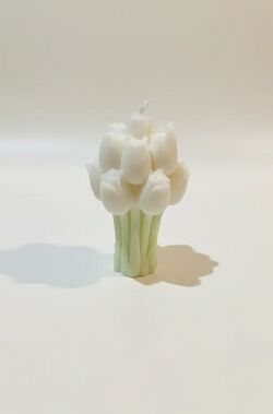 Fehér tulipán csokor formájú szójaviasz gyertya, zöld szárral.