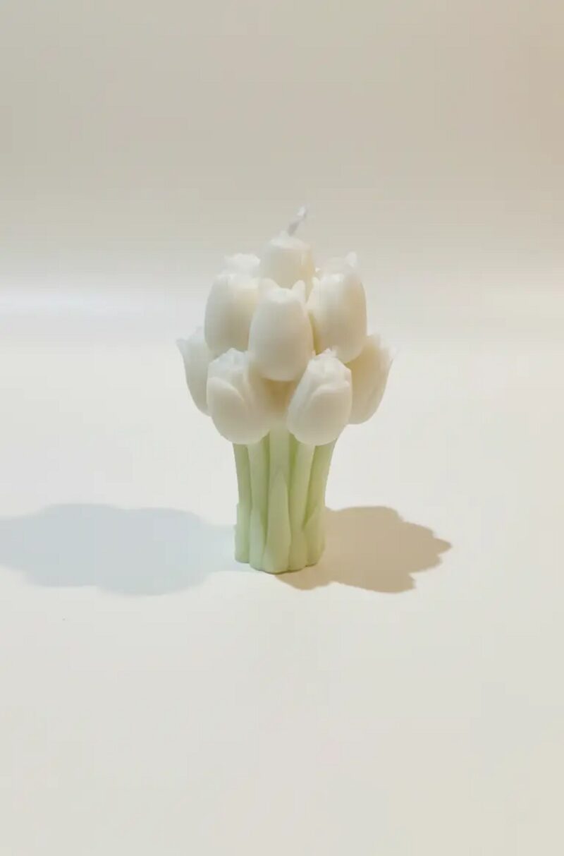 Fehér tulipán csokor formájú szójaviasz gyertya, zöld szárral.