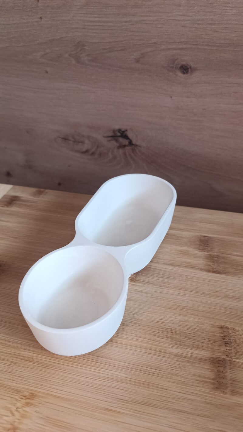 Matt fehér dupla öböl kerámia tálca ferde nézetből, jól látható rekeszmélységgel.