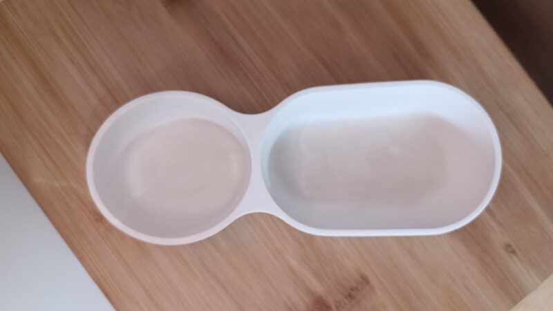 Üres dupla öböl kerámia tálca felülnézetből, a kerek és az ovális rekesz arányaival.
