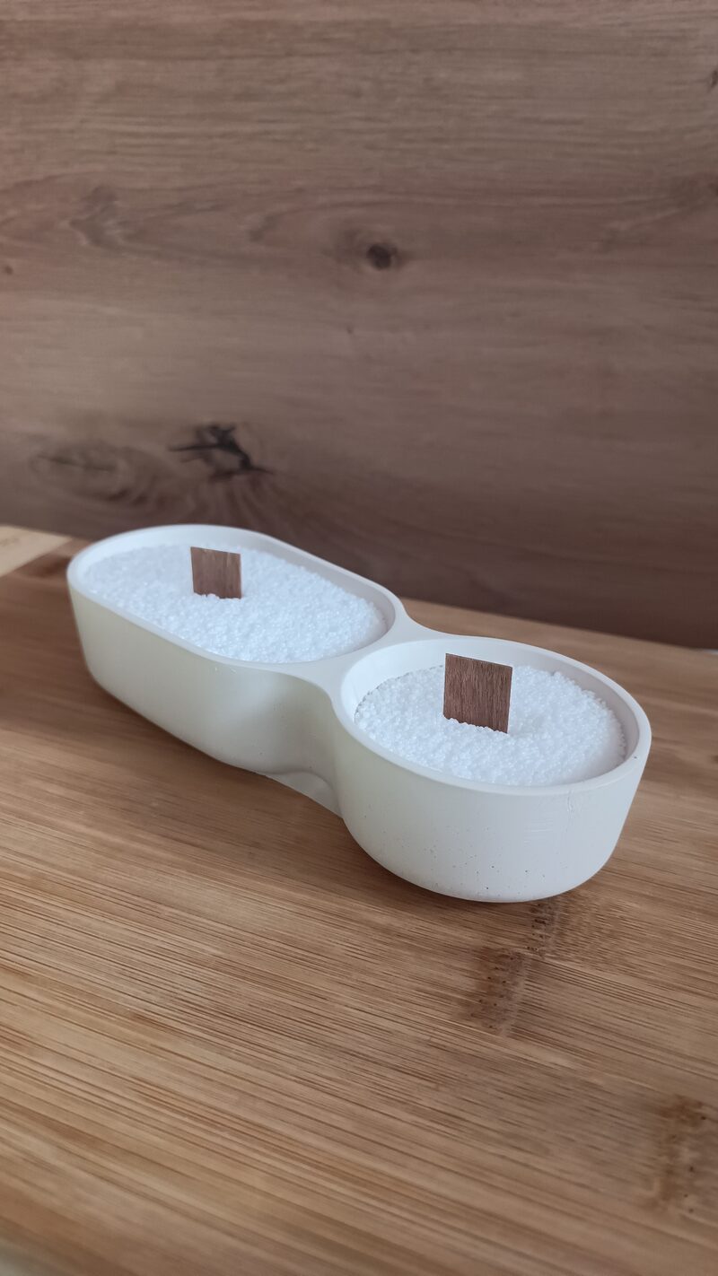 Dupla öböl kerámia tálca homokviasszal, mindkét rekeszben egy-egy ropogós fakanóccal.