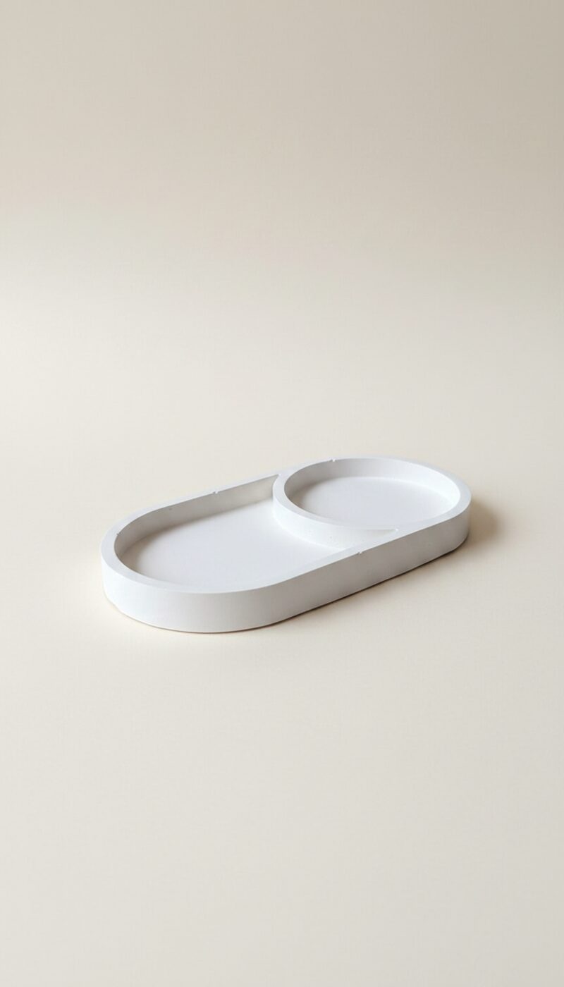 Matt fehér íves kerámia tálca, két szinttel, modern minimalista dizájnnal.