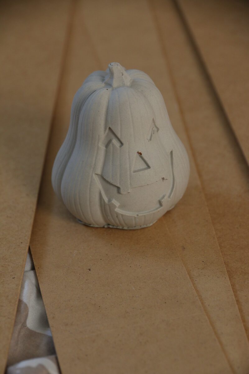Kifesthető nagy gipsz töklámpás, kreatív Halloween figura.