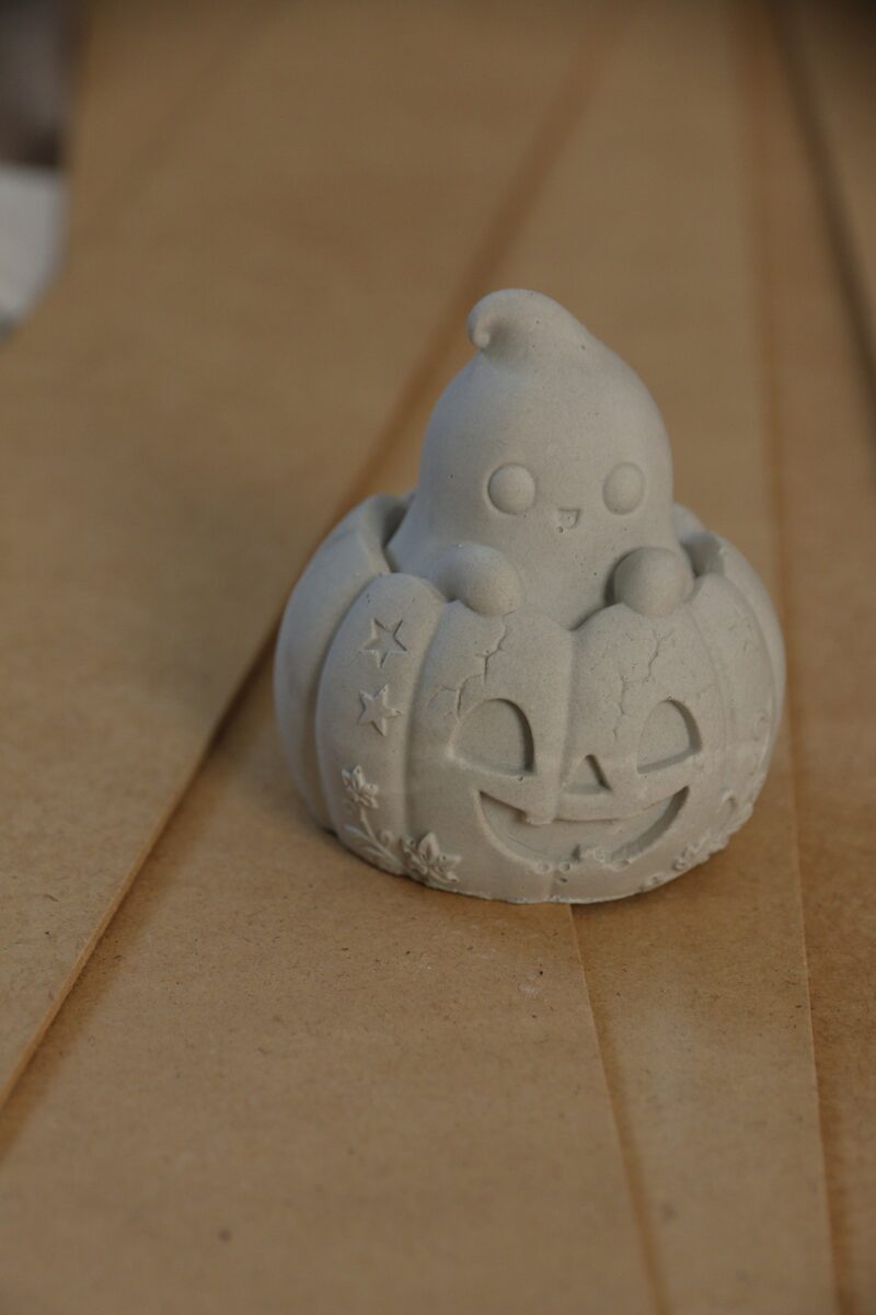 Kifesthető szellemes tök, kreatív Halloween figura.