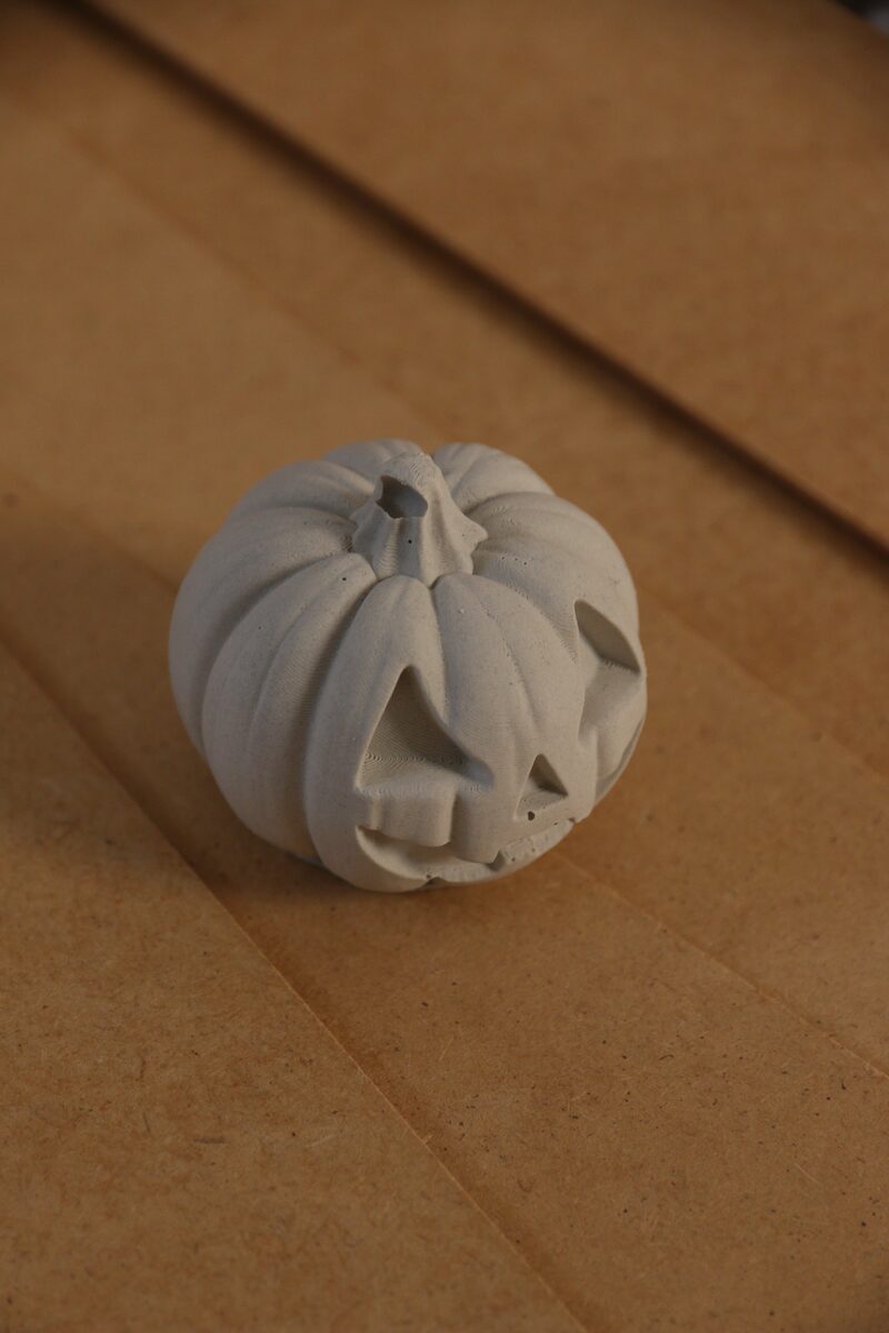 Natúr gipsz töklámpás háromnegyedes nézetből, festésre készen.