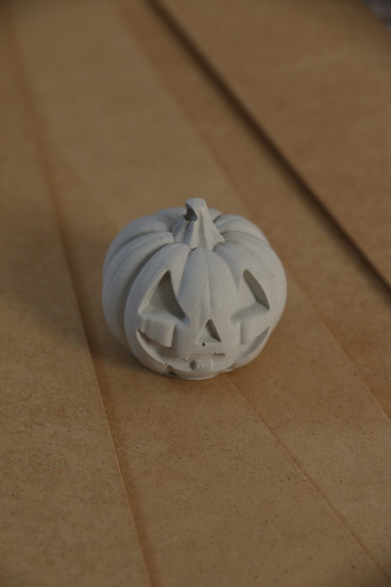 Kifesthető gipsz töklámpás, kreatív Halloween figura.